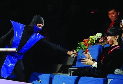 高空节目惊艳四座 地面滑稽萌化观众