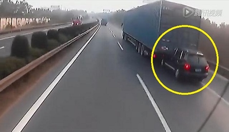 卡宴追尾大货车视频现场恐怖 爆惊人内幕豪车