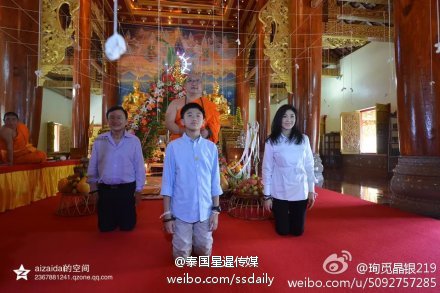 泰国前总理英拉和他信在西双版纳总佛寺拜佛
