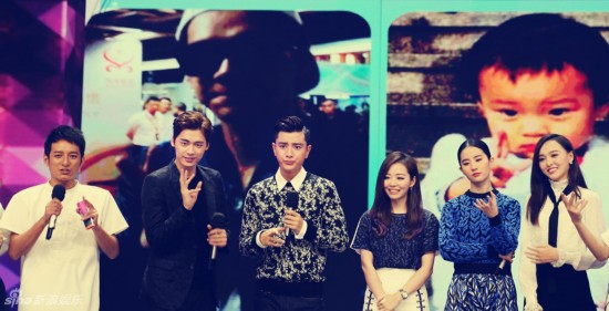 贾乃亮刀疤头亮相《快乐大本营》 刘亦菲学甜