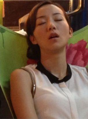 黄晓明销魂睡姿酷似喵星人 明星奇葩睡姿盘点