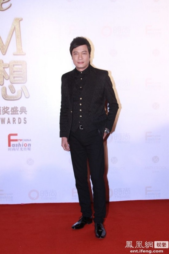 59岁刘晓庆穿串珠裙秀事业线 怕走光频频挡胸