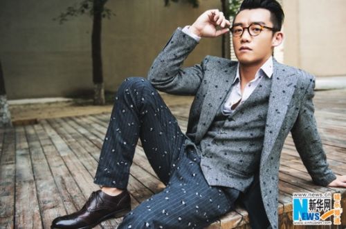 《<em>奔跑吧兄弟</em>》<em>郑凯</em>爆大片 逆光街拍高贵神秘