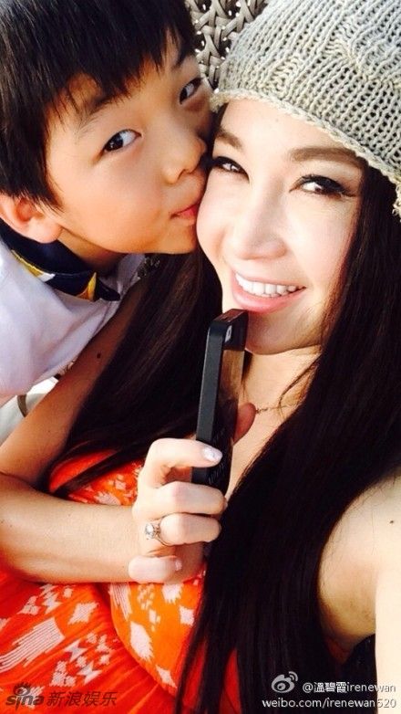 温碧霞微博晒养子甜蜜亲吻照 鸽子蛋钻戒抢镜
