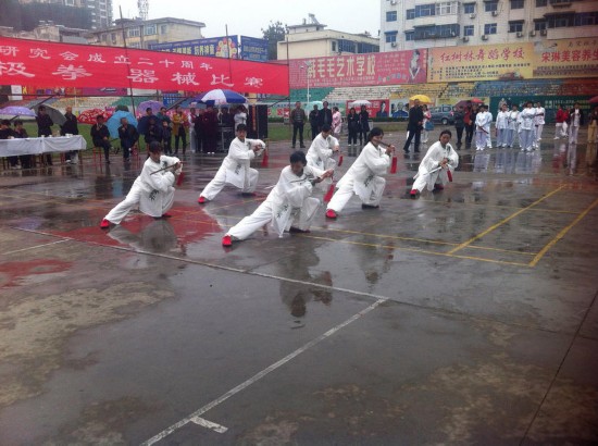 河南洛阳老人雨中比赛 评委打伞评分(组图)