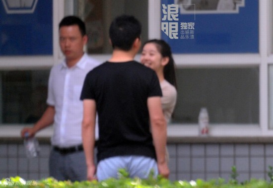 牙疼心甜! 刘强东带奶茶妹妹<em>看</em>牙甜蜜抱抱(组图