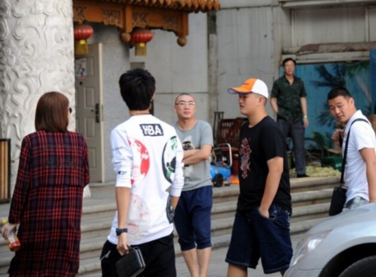 赵本山17岁儿子牛牛生活照曝光 与父撞脸极像