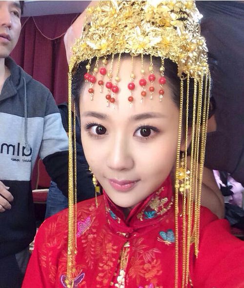 娱体联播      "小雪"杨紫不久前参加时装秀身穿白色婚纱,引得不少