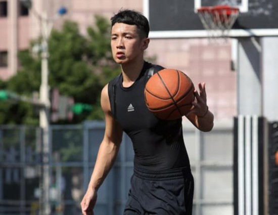 柯震东去友人派对遭调侃:幽默看待不生气