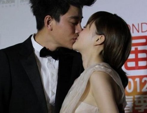 2012年3月31日,某颁奖典礼现场,贾乃亮向女友李小璐求婚成功,事业