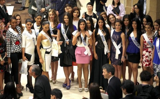 74名<em>世界</em>佳丽齐聚东京日本桥 <em>长腿美女</em>争艳【
