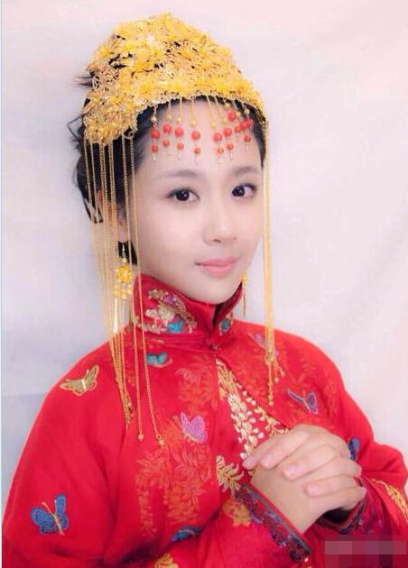 杨紫再穿中式嫁衣戴凤冠批霞帔 网友：美得要窒息