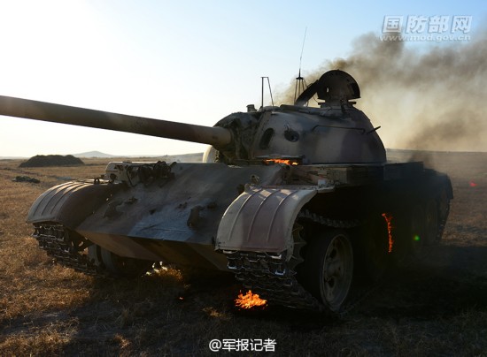 直击解放军火力打击演练:退役坦克成活靶子
