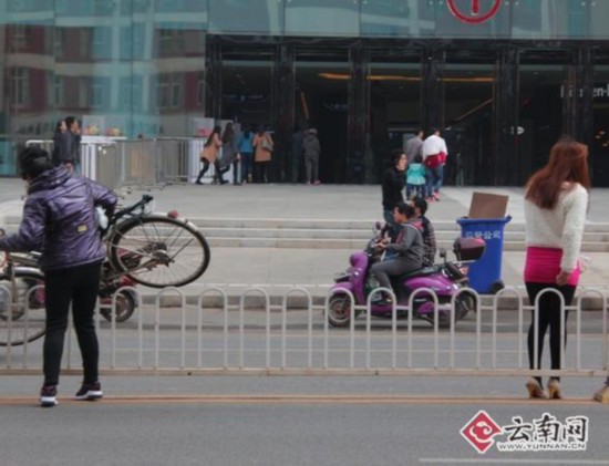 昆明万达广场前频现“跨栏高手” 10分钟38人翻越隔离栏