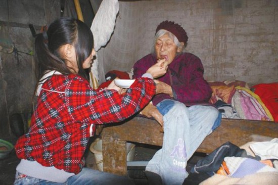 13歲女孩養雞種菜照顧奶奶 各地網友點贊欲資助