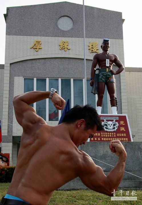 展示肌肉:台湾特种兵只穿<em>短裤</em>与<em>女生</em>合影【11