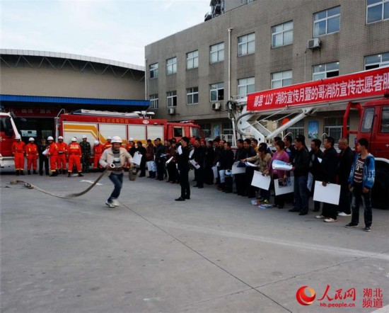 高清组图:湖北郧县成立的哥消防服务队