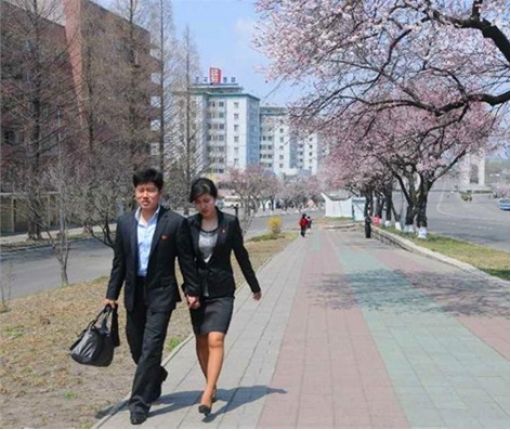 朝鲜有多小人口_金正恩指导朝鲜空军夜间跳伞训练 要求训练如实战 高清图