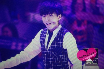 揭TFboys成员亲密照:王俊凯王源同性吻照火爆