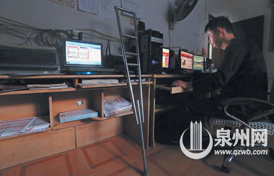 泉州残疾男子自学电脑 开网店创业撑起全家