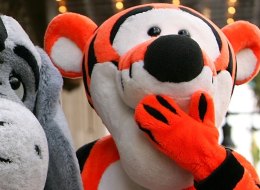 英3岁女童上公厕撞见跳跳虎与女子嘿咻(图)