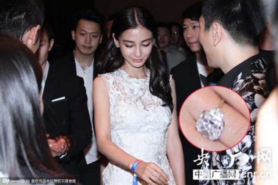 angelababy挽黄晓明亮相秀钻戒 五年情路回顾【3】