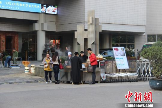 西安五星级酒店街边卖早餐 走平民路线寻求过