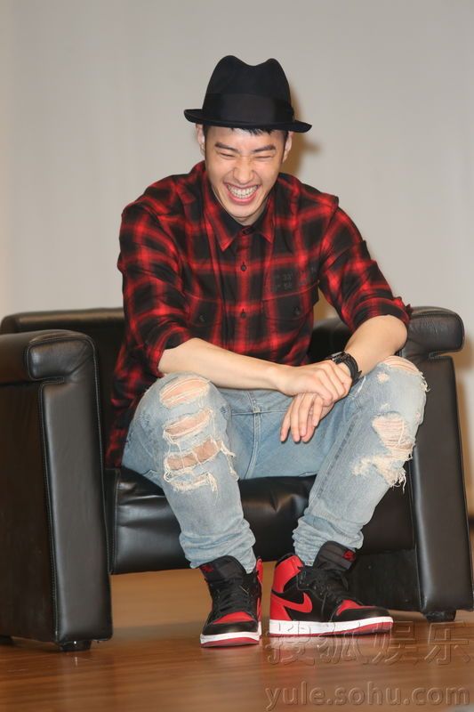 潘玮柏头部受伤后首露面 带帽子穿潮装开心大