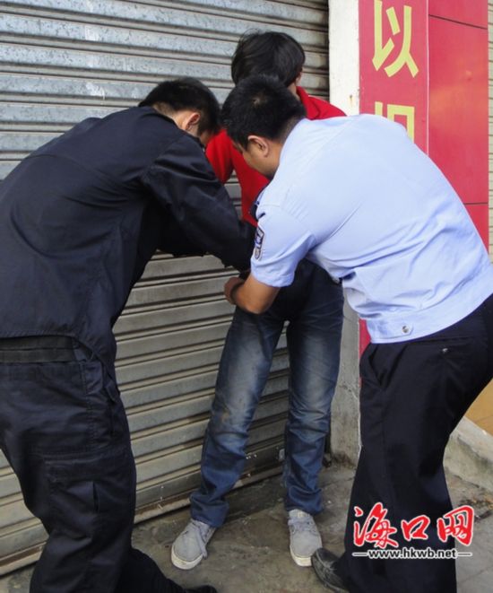 男子骑车倒地后掏斧头狂砸车疑因受到刺激警方批评教育