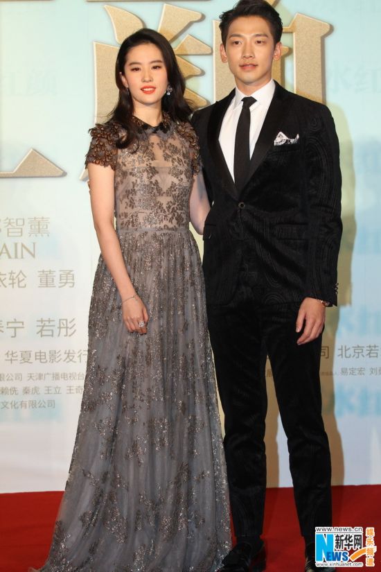 Rain向刘亦菲献花秀甜蜜 吐槽吻戏太小心翼翼