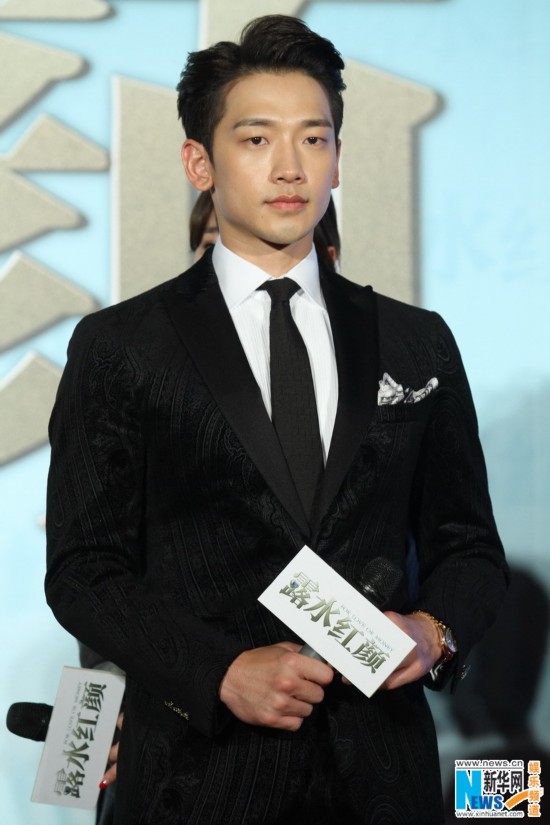 Rain向刘亦菲献花秀甜蜜 吐槽吻戏太小心翼翼