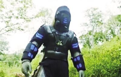 自然学家欲穿防蛇服表演被巨蟒生吞 被炮轰虐