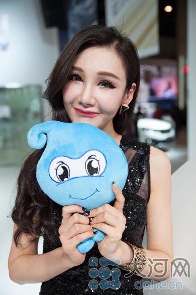 郑州国际车展火热进行中 美女车模最爱河宝娃