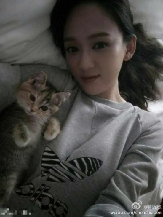 陈乔恩自拍郑爽嘟嘴卖萌 制服诱惑曾遭袭胸(图