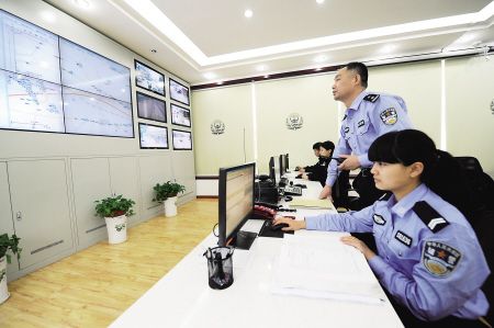 望城区公安局星城派出所综合警务指挥室内,工作人员正在严密监控