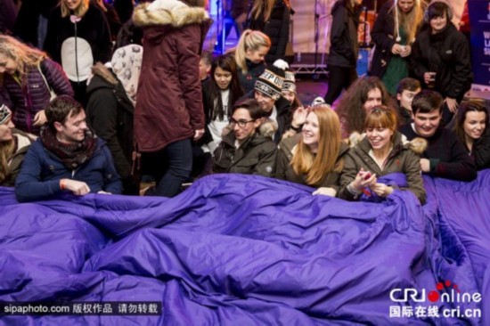 英国伦敦制作世界最大睡袋 长20米可同时容纳