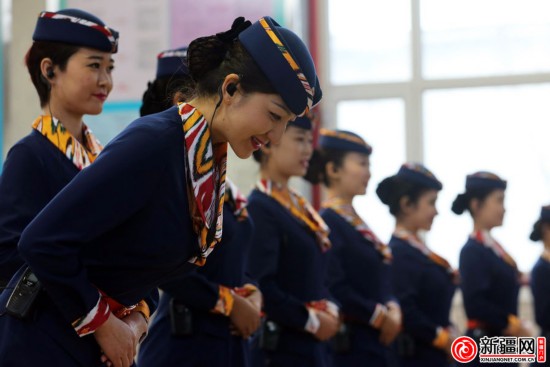 新疆高铁:动姐礼仪演示带您感受甜蜜新丝路