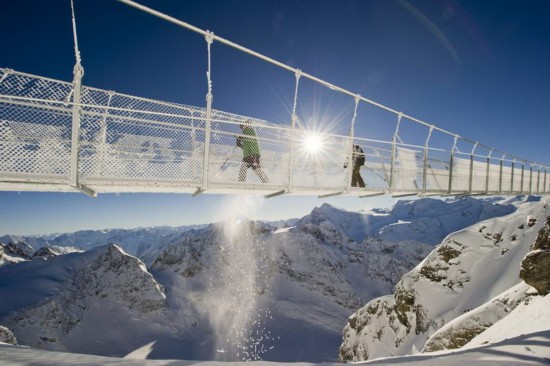 6,瑞士阿尔卑斯山:铁力士峰吊桥(titlis cliff walk the swiss alps)