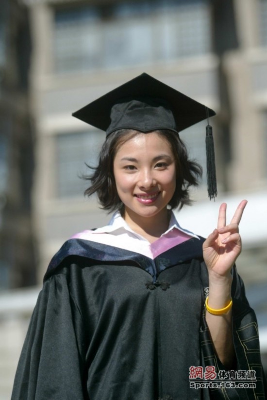 校服美女公交做作业心无旁骛 姚明领衔体坛"学霸"【30