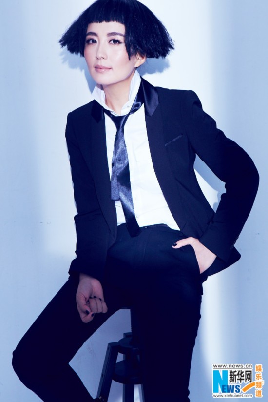 杨童舒全新时尚大片曝光 中性冷艳似霸道总裁