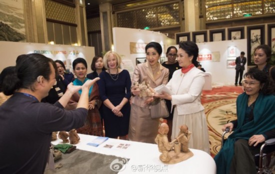 彭丽媛同政要夫人看残疾人才艺展 亲吻听障儿