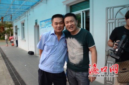 现金失而复得的何先生兴奋地与林道景拥抱合影