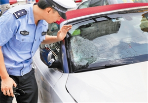 深圳罗湖一男子撞死人后载着KTV女郎逃回家睡