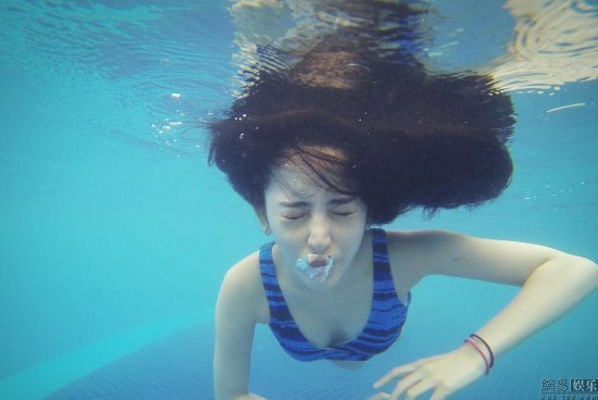 古力娜扎星范儿回京 穿<em>超短裤</em>秀<em>大长腿</em>(组图)【