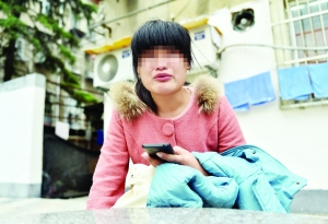 连云港姑娘从小被遗弃 如今将女儿丢在绿化带