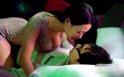 光棍节 帅哥美女街头半裸举牌挑战<em>脱</em>单(组图