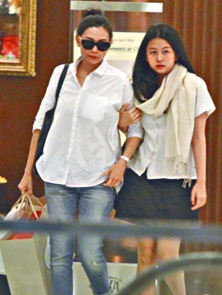 46岁邱淑贞施淡妆逛街 惹众男性路人频注目(图