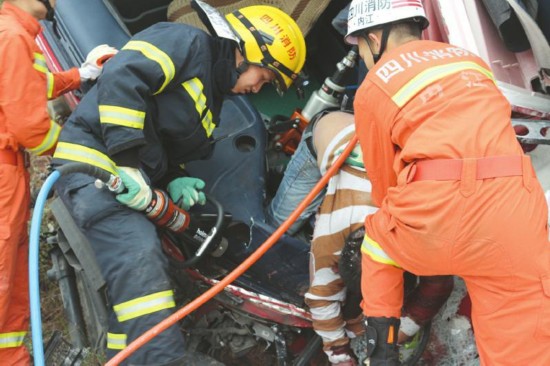 内遂高速一货车侧翻 驾驶员救出不幸遇难(图)