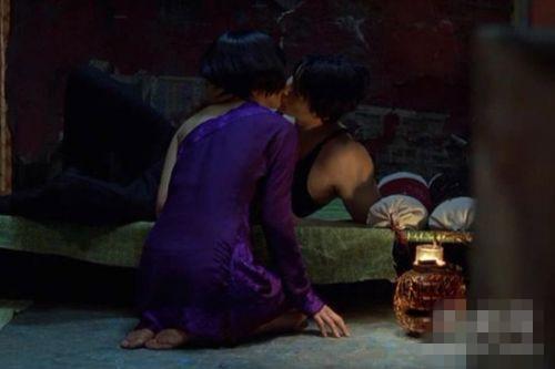 光棍节 帅哥美女街头半裸举牌挑战脱单(组图