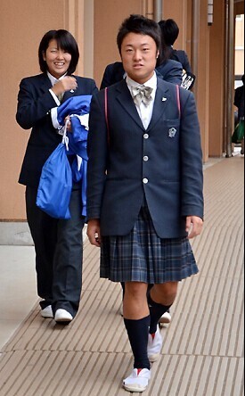 <em>高中</em><em>性别</em>交换日 男生穿裙子感慨腿冷【2】--